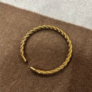 Brand new condition gold bracelet